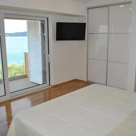 Villa Direct Seafront *